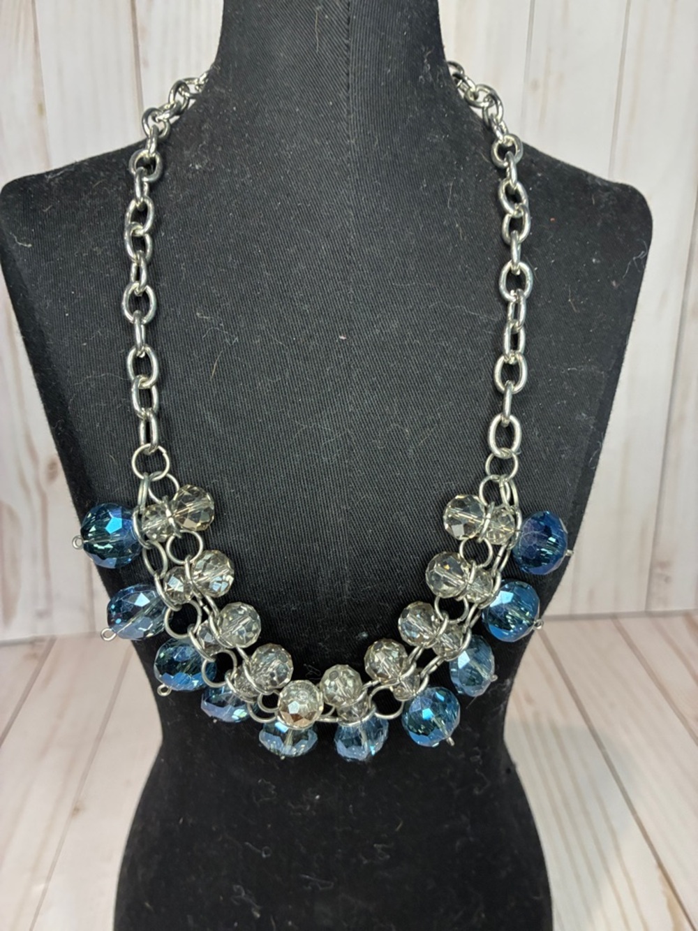 Like New Simply Vera Vera Wang Blue and Silver Necklace